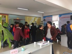 四川卫校2017年春季报名场面火爆